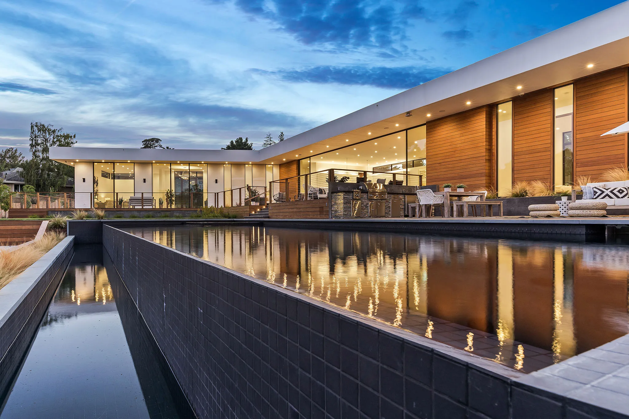 Outdoor installation with infinity pool